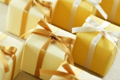 Doanh nghiệp đua nhau mang quà ra 'câu' khách